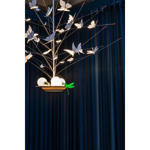 La Festa delle Farfalle Leuchte von Ingo Maurer mit 34 weißen Schmetterlingen und einer grünen Libelle aus Papier, drei Glühlampen und integrierten LEDs im Porzellanteller.