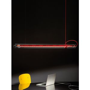 Tubular Pendelleuchte von Ingo Maurer, Borosilikatglas, rote Lamelle, rotes Kabel, drehbar, vielseitige Anwendungsmöglichkeiten, puristisches Design.